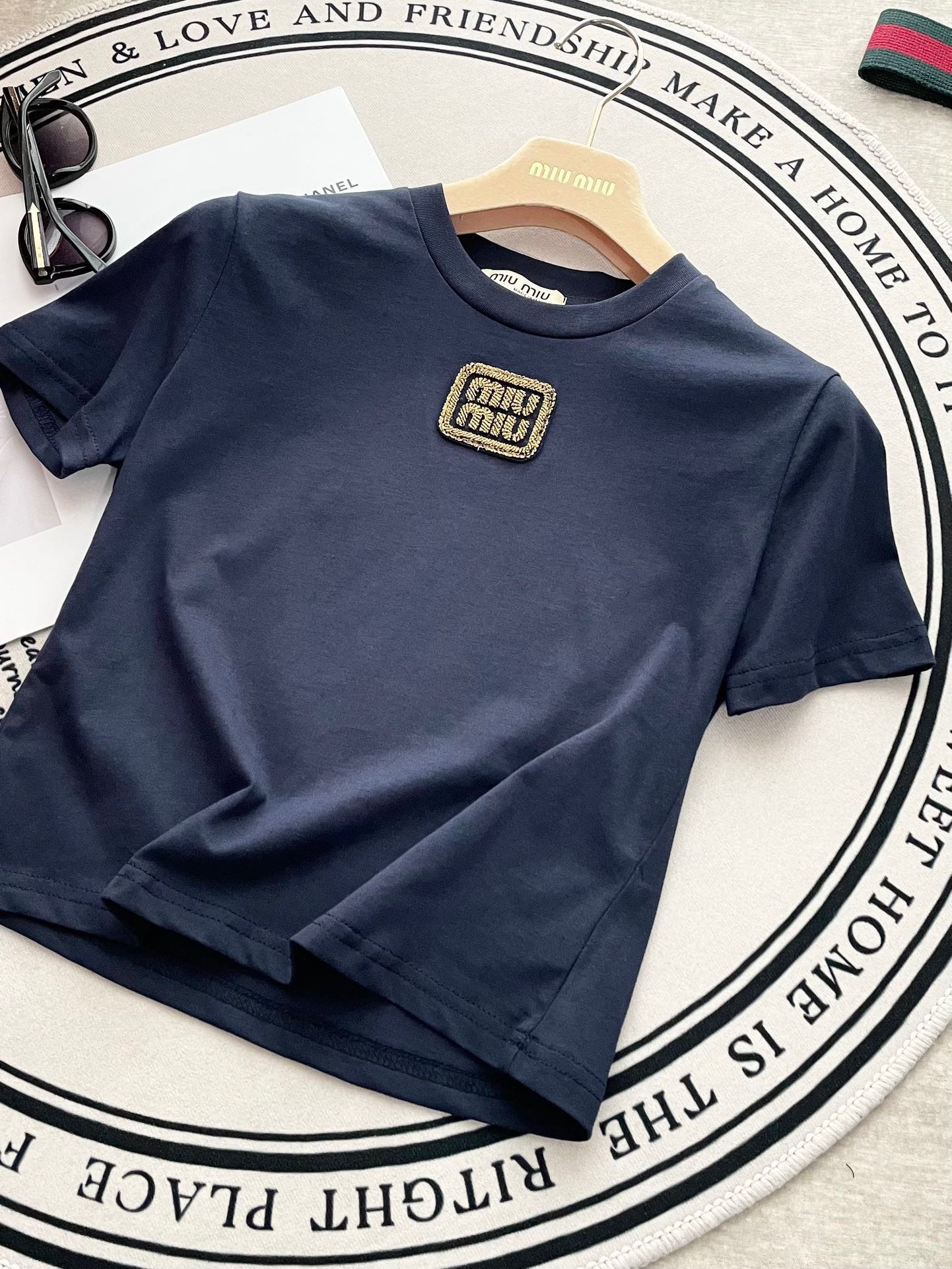 穆Ｍ家-2404 短款刺繡短袖Tee