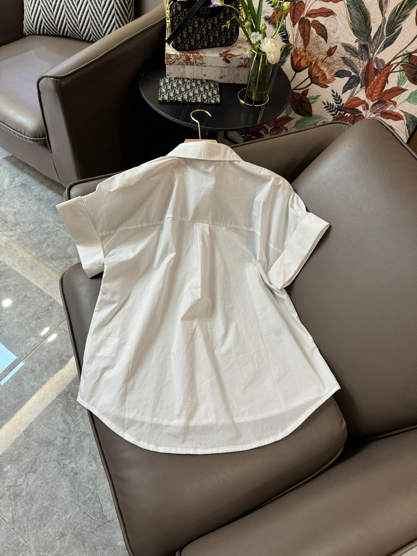 迪D家-2403 24SS小蜜蜂繡花棉料短袖襯衫 白色