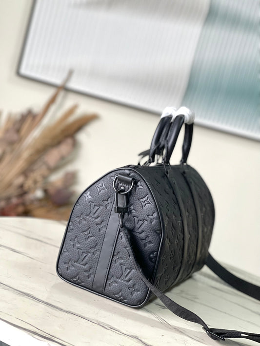 M22765 路L家-Keepall Bandouliere 旅行袋 黑色壓花 男款