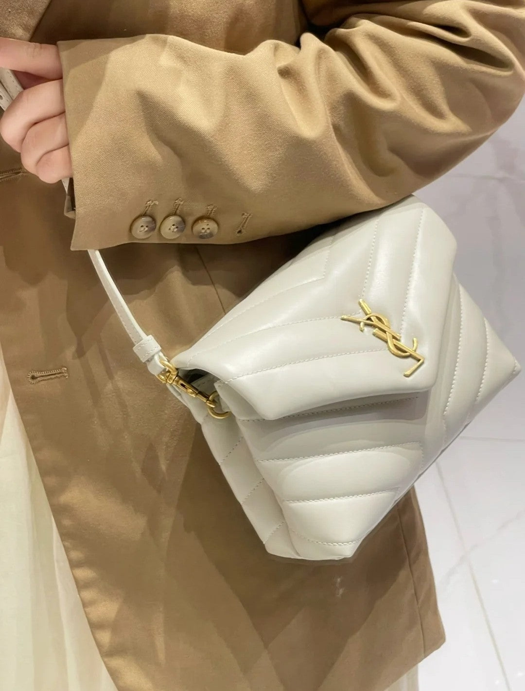 聖Y羅-Louou 20cm 絎縫小牛皮斜背包 奶白色