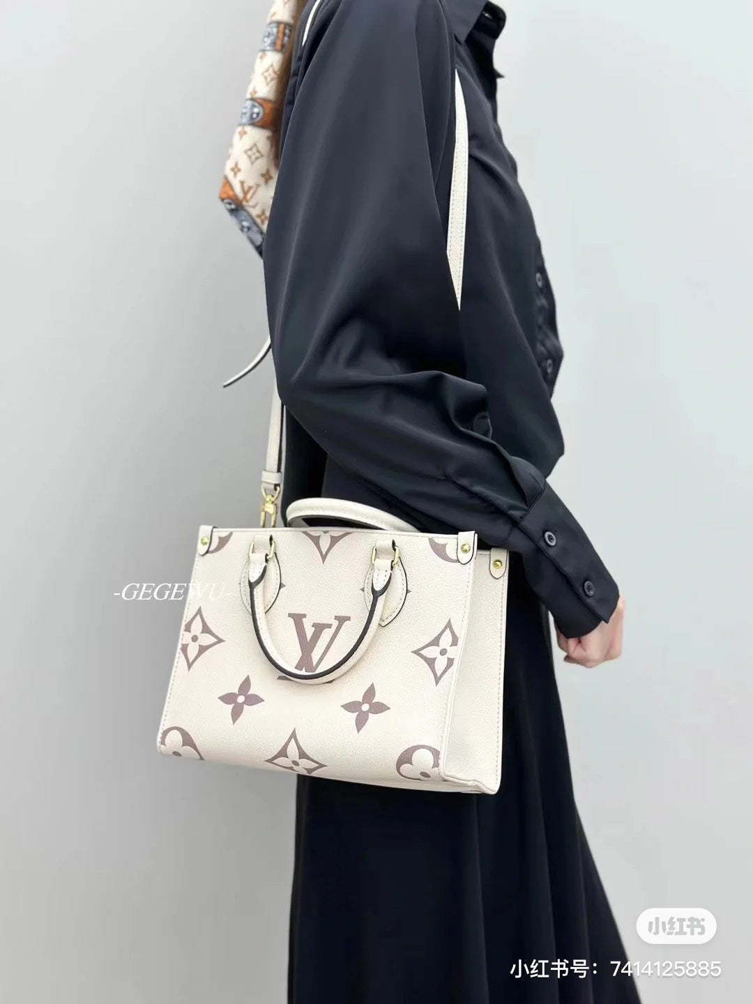 M46833 路L家-OnTheGo PM 托特購物包 白色