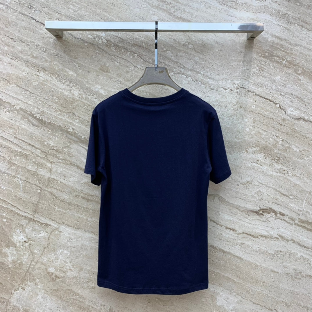 迪D家-2403 蝴蝶刺繡logo圓領短袖TEE 藍色