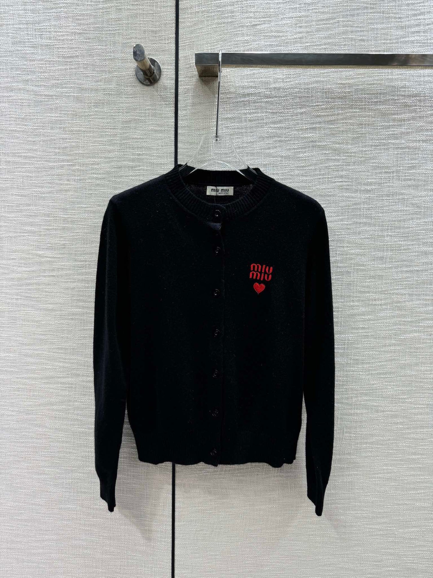 穆M家-2404 愛心刺繡logo針織開襟衫 黑色