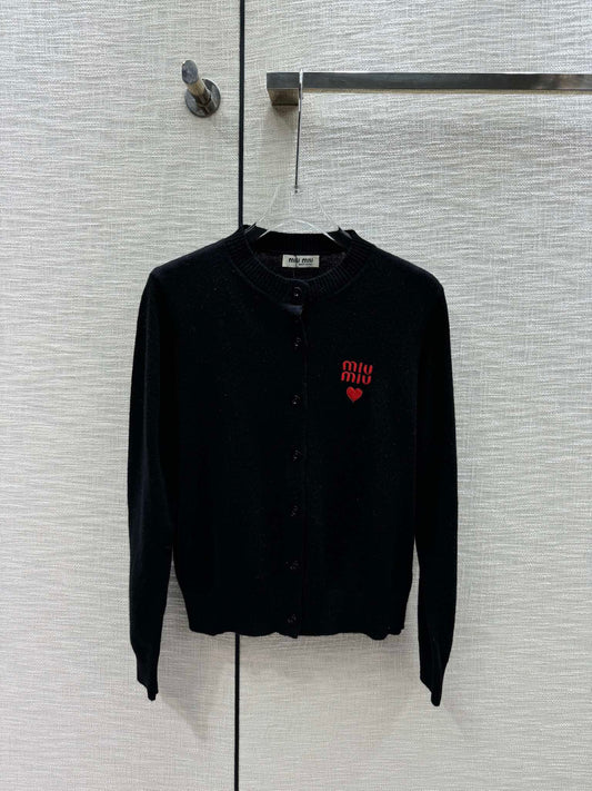 穆M家-2404 愛心刺繡logo針織開襟衫 黑色