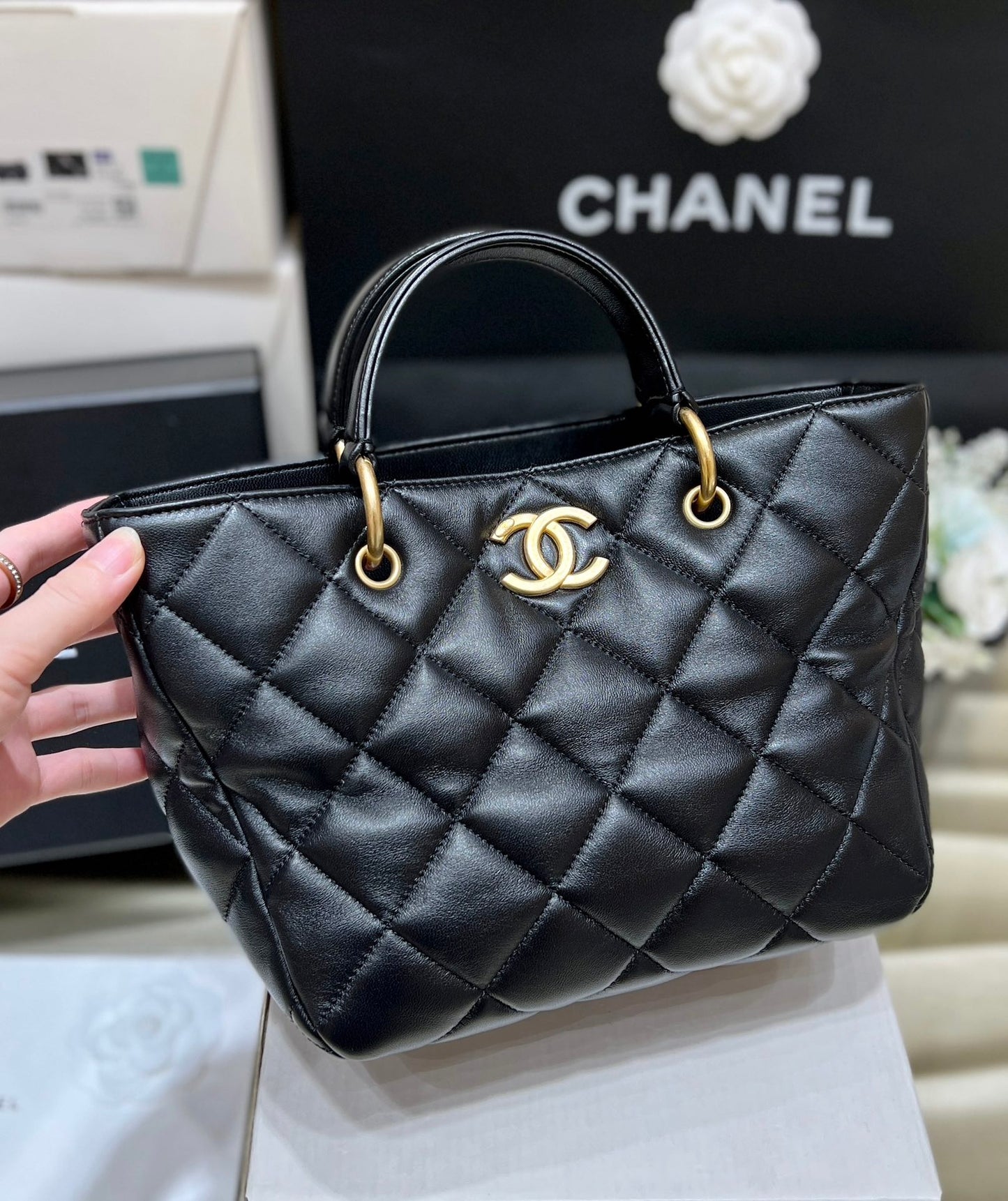 小香家-Chanel 23B 羊皮菜籃子tote斜背包/手提包 黑色