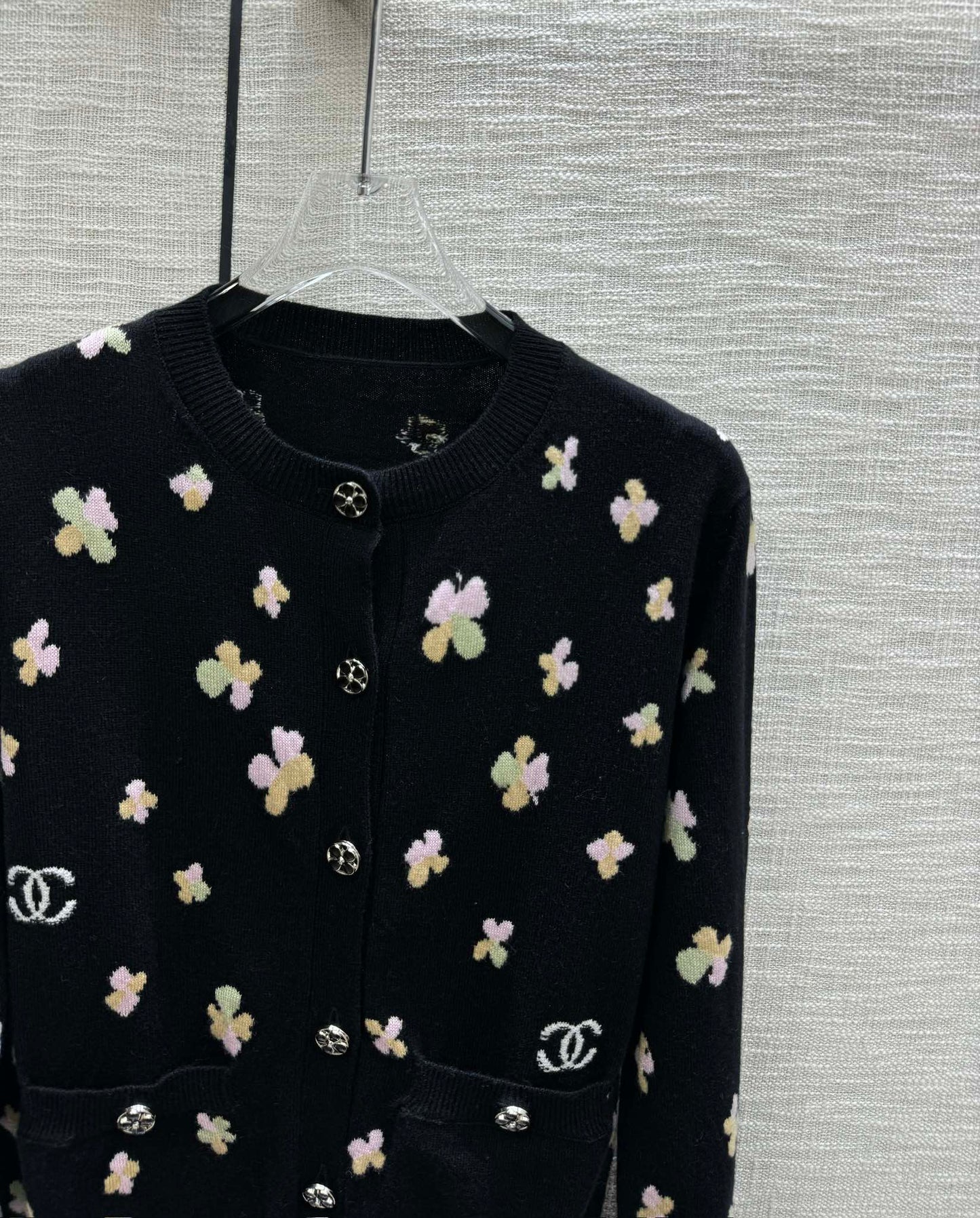 小香家-2403 24早春最新手工坊系列 四葉草針織開襟衫 黑色