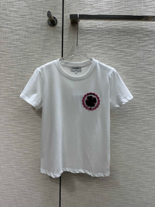小香家-2403 刺繡四葉草字母圓領短袖TEE 白色