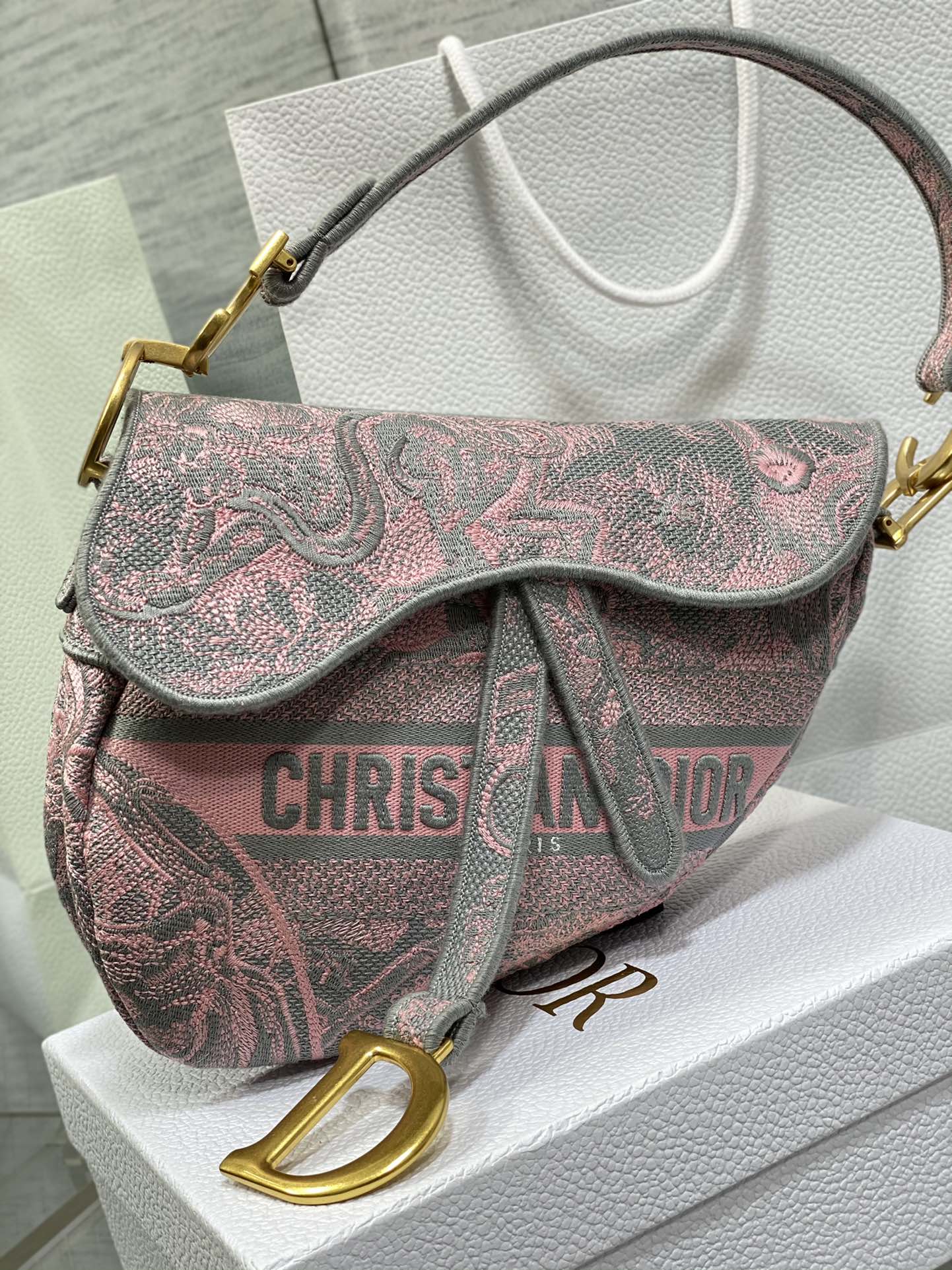 迪D家-Saddle bag Sauvage茹伊印花刺繡系列 粉灰色 25CM