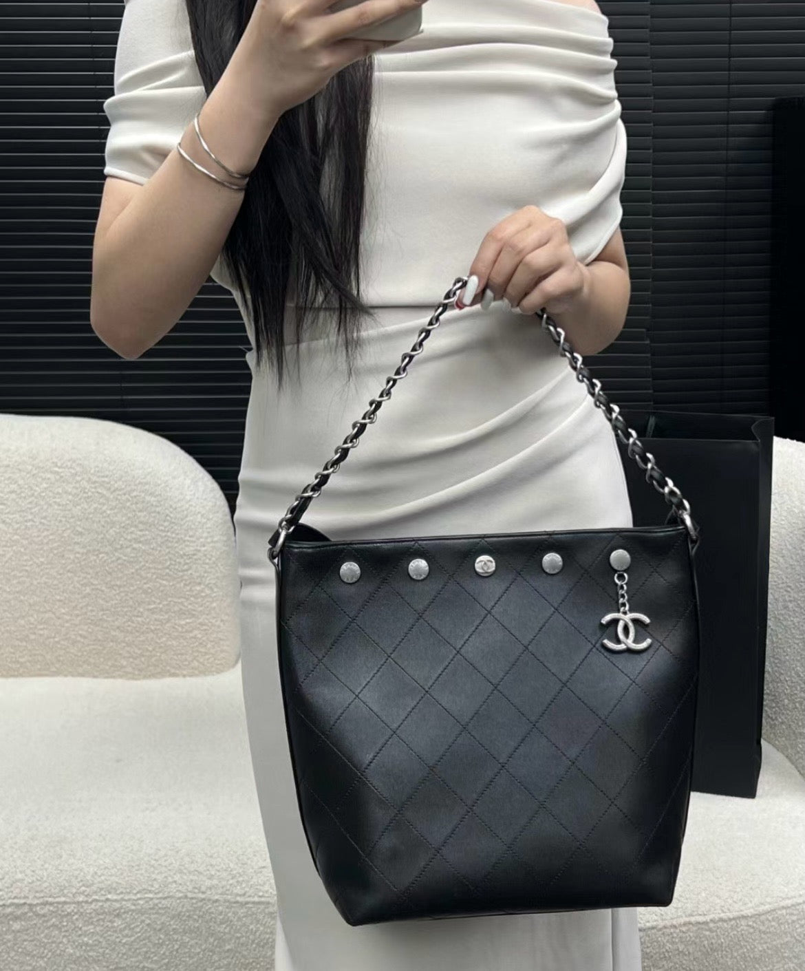 小香家-25P 金幣嬉皮包 黑銀