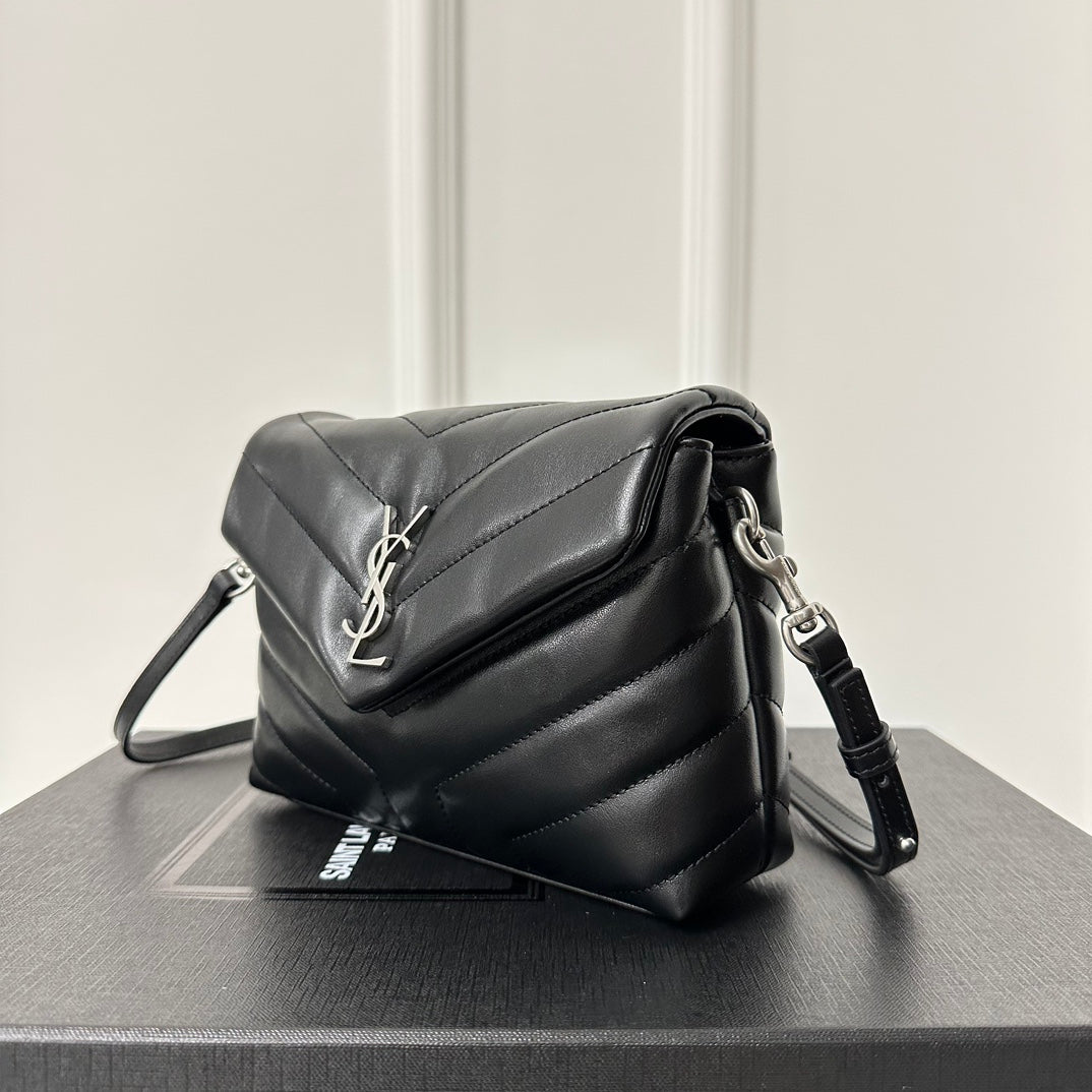 聖Y羅-Louou 20cm 絎縫小牛皮斜背包 黑色銀扣