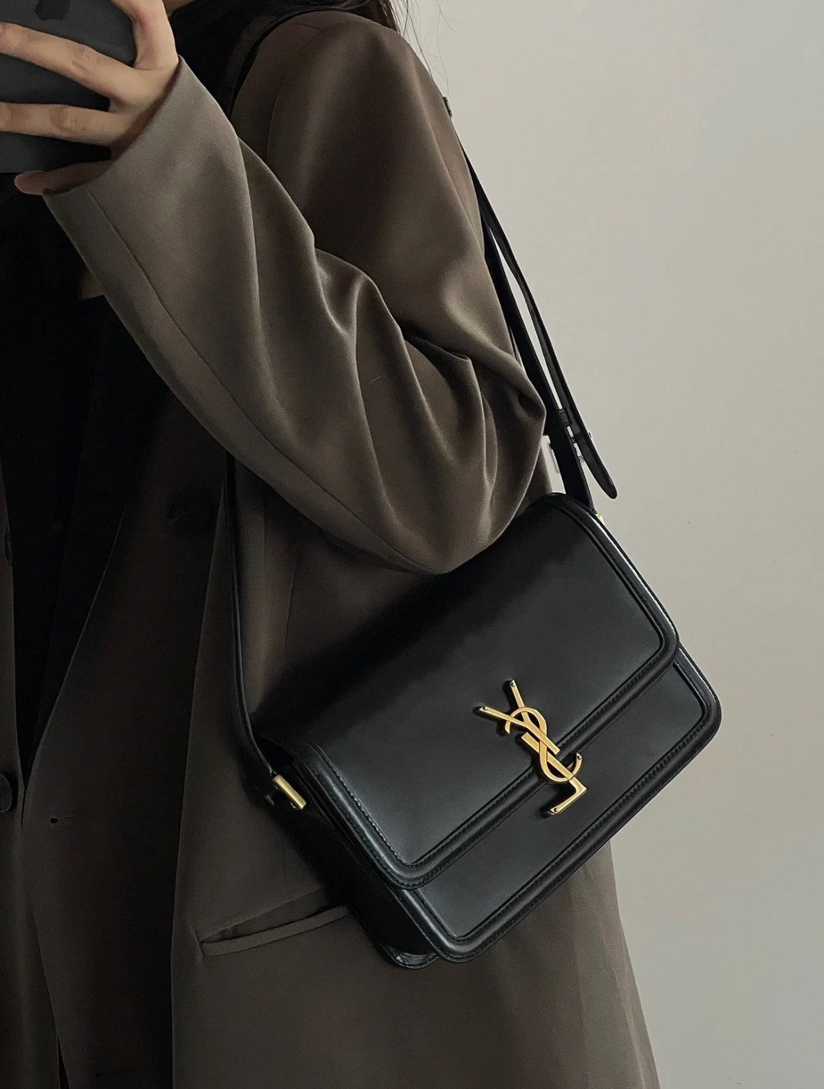 聖Y羅-BOX SAINT LAURENT 豆腐包 大號 黑色 上身圖