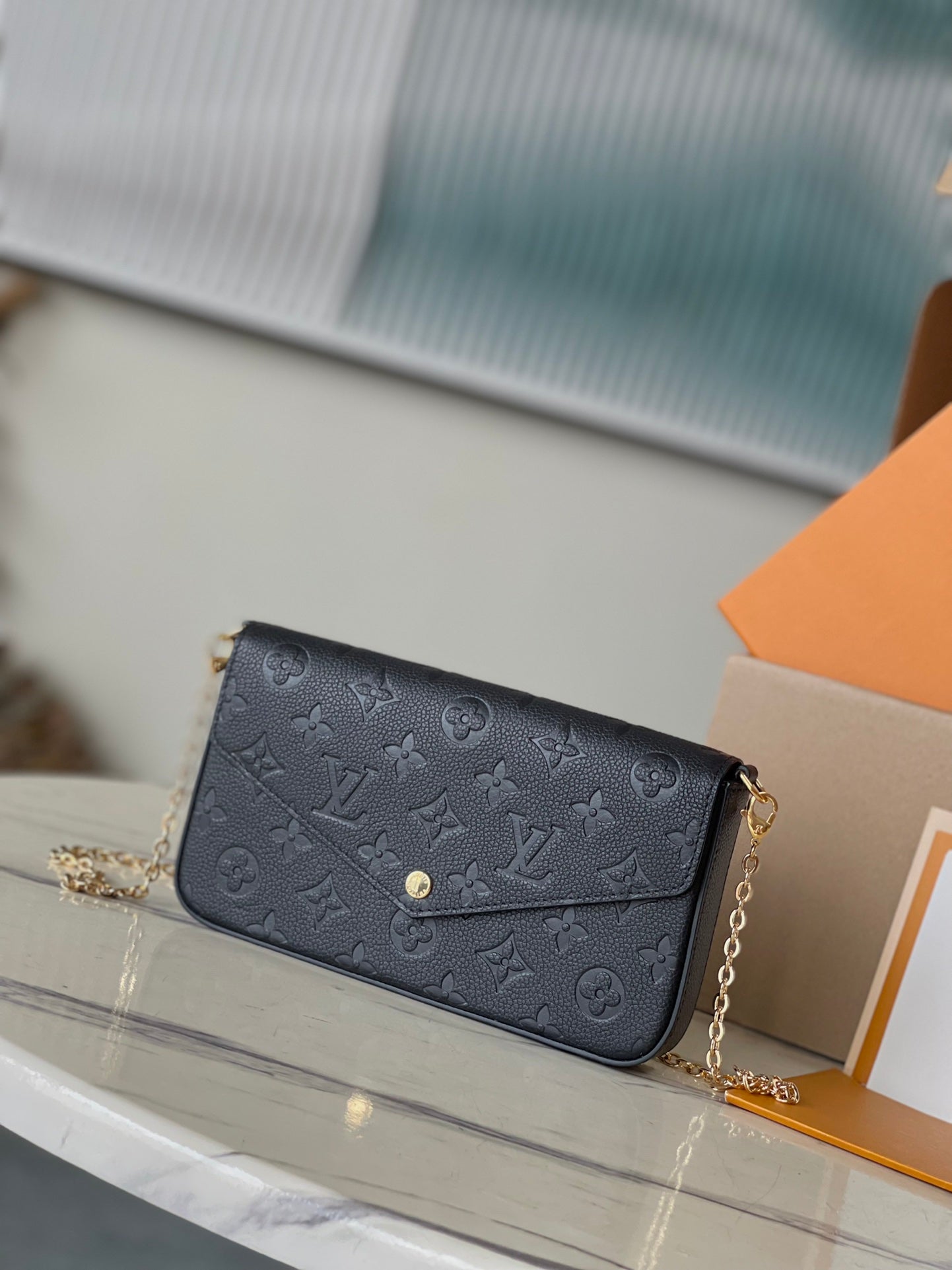 M64064 路L家-Pochette Felicie Empreinte壓紋斜背包 黑色