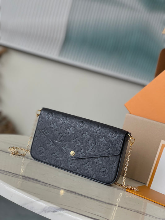 M64064 路L家-Pochette Felicie Empreinte壓紋斜背包 黑色