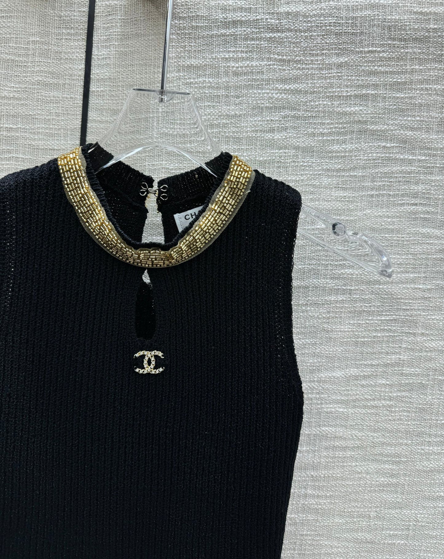小香家-2403 領口重工穿珠金屬logo裝飾針織背心 黑色