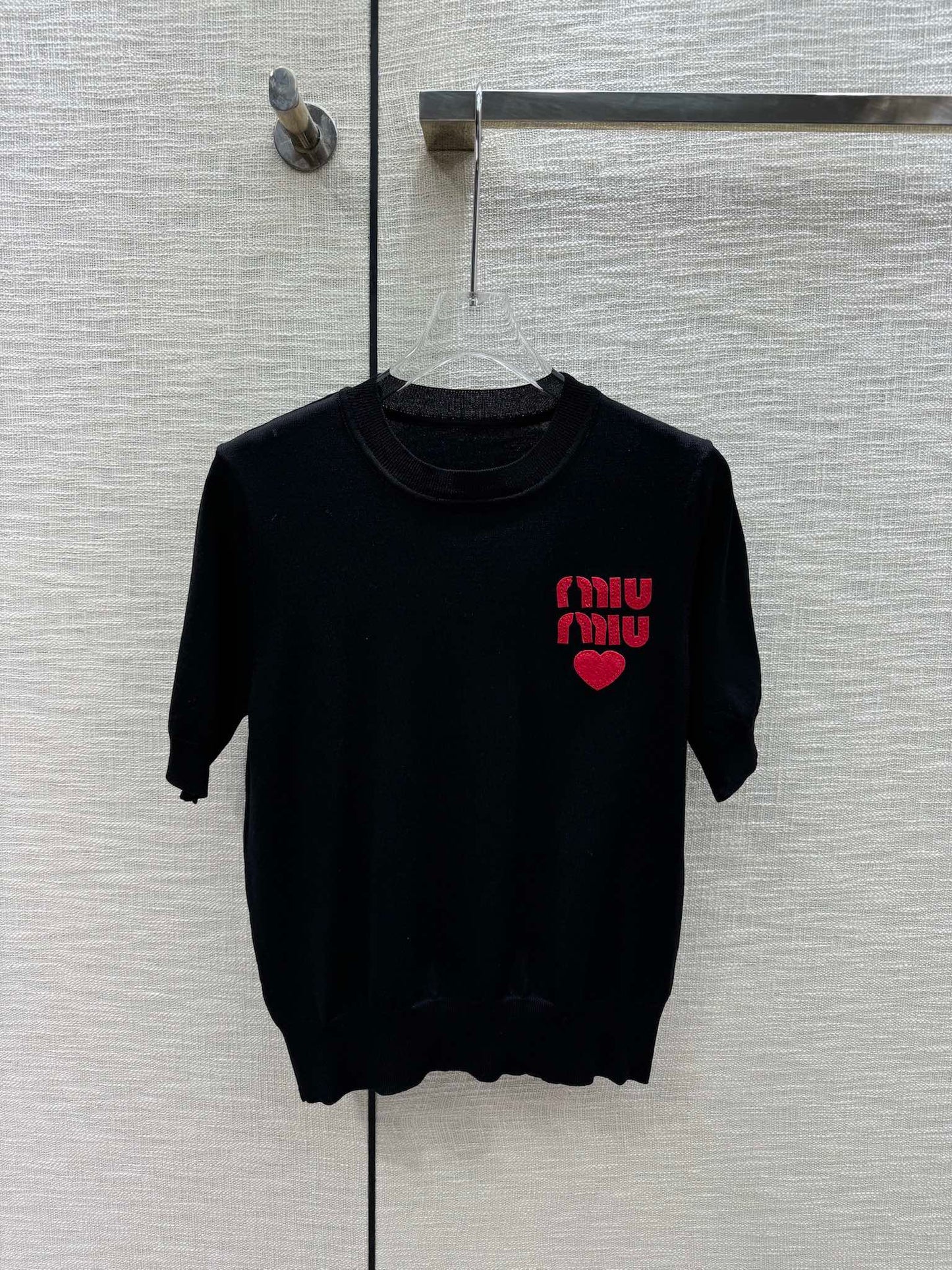 穆M家-2404 愛心刺繡logo針織短袖 黑色