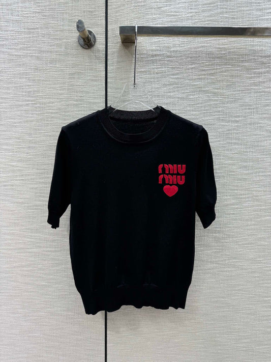 穆M家-2404 愛心刺繡logo針織短袖 黑色
