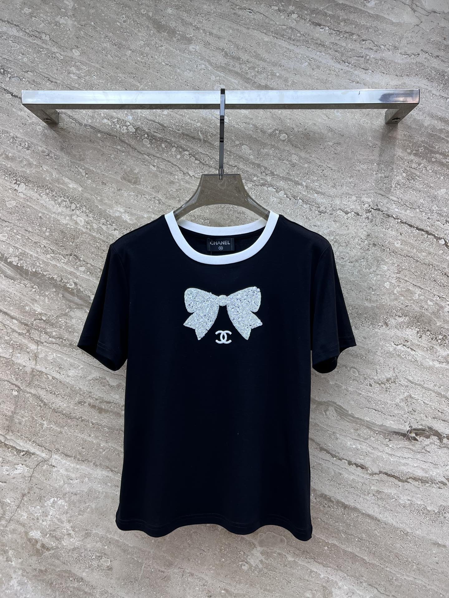 小香家-2403 亮片蝴蝶結刺繡短袖TEE 黑色