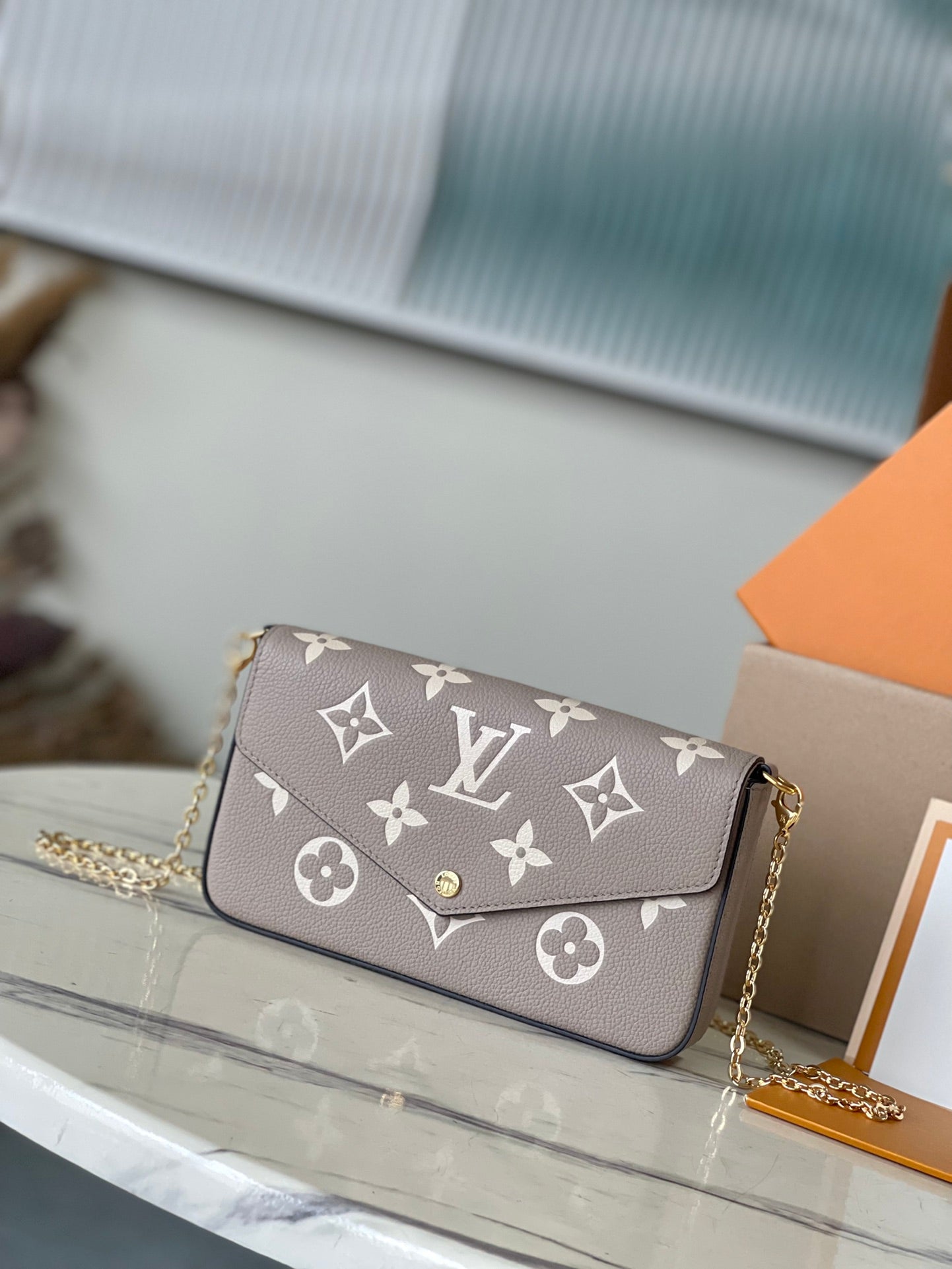 M69977 路L家-Pochette Felicie Empreinte壓紋斜背包 杏色