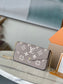 M69977 路L家-Pochette Felicie Empreinte壓紋斜背包 杏色