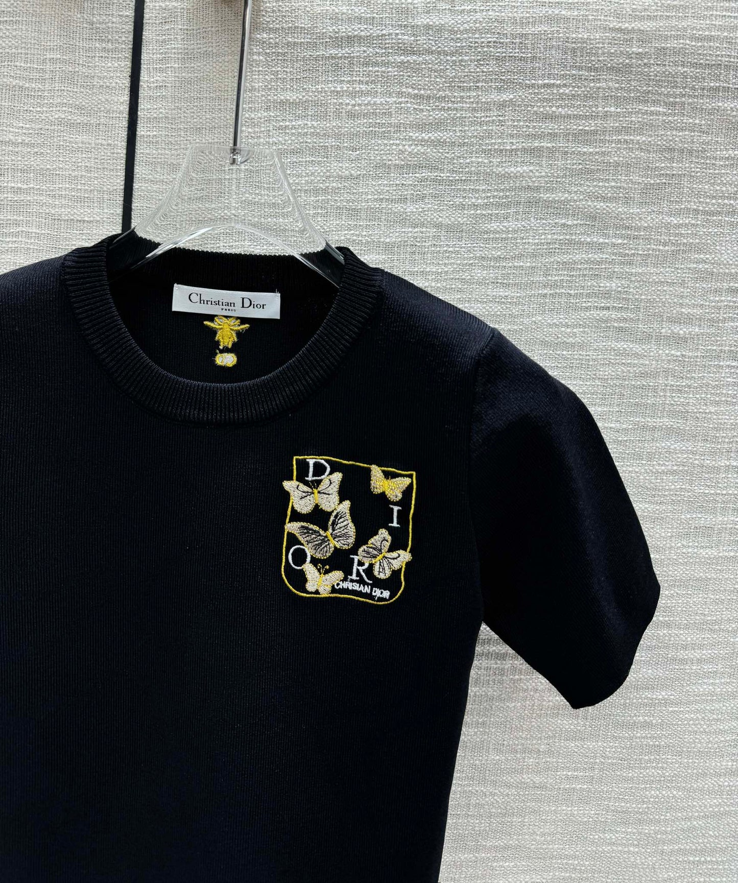 迪D家-2403 刺繡蝴蝶圓領針織短袖 黑色