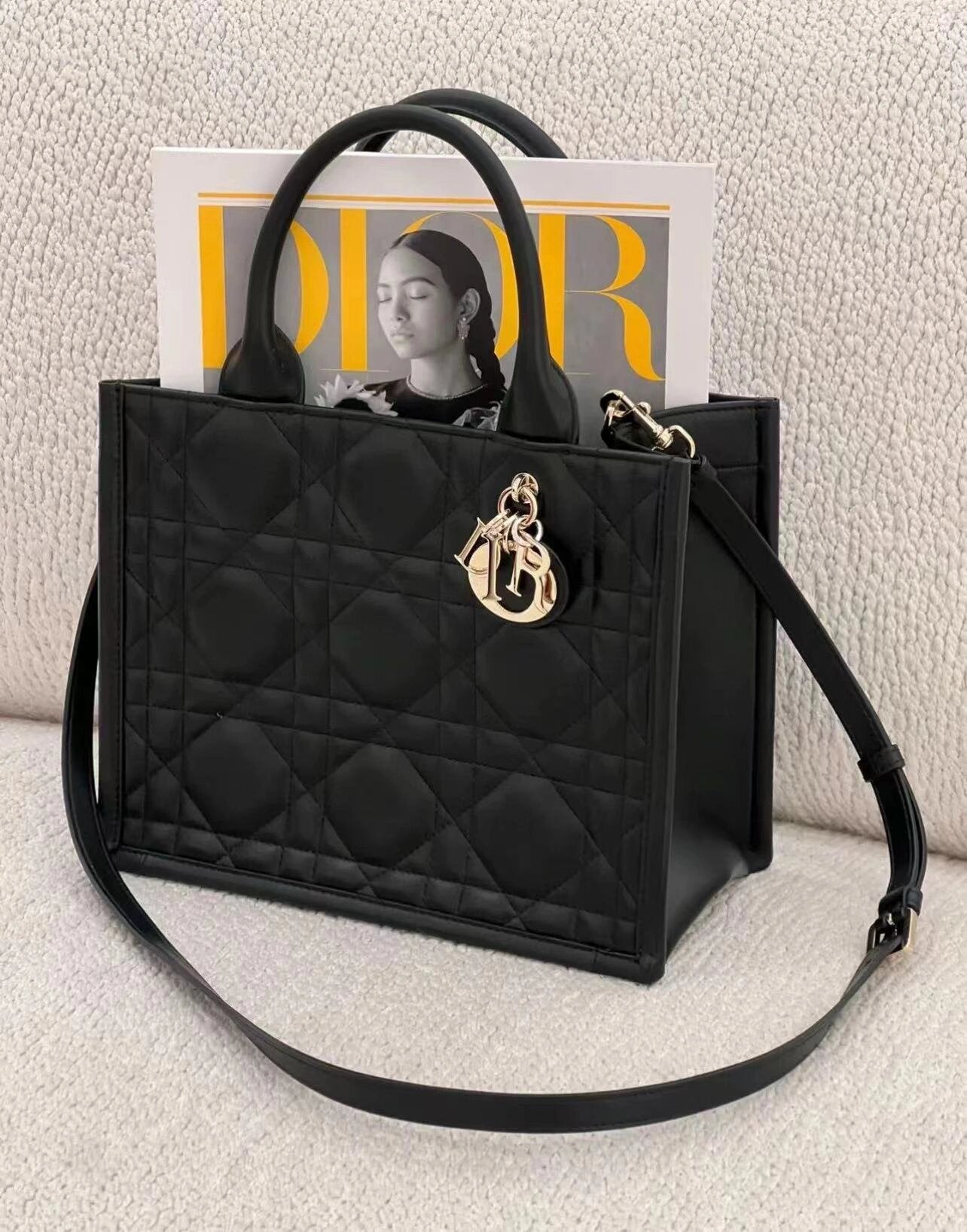熱銷款 迪D家-2024春夏系列 Book Tote  菱格紋牛皮 黑色 中號