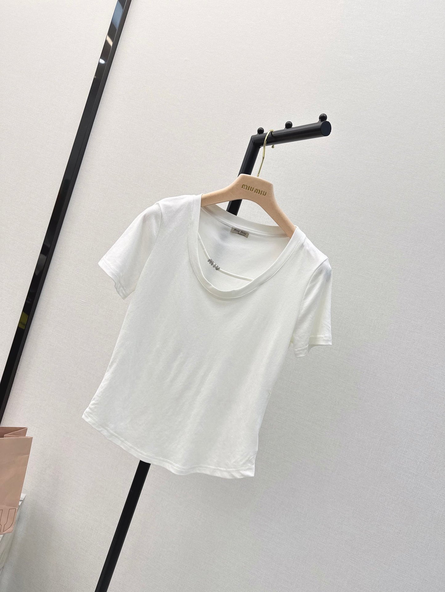 穆M家-2404 春夏最新款純欲風修身U領TEE 白色