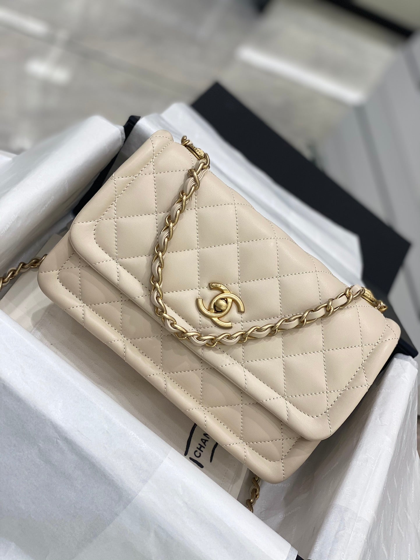 小香家-2020秋冬新款 經典CF系列 金扣羊皮 米白色