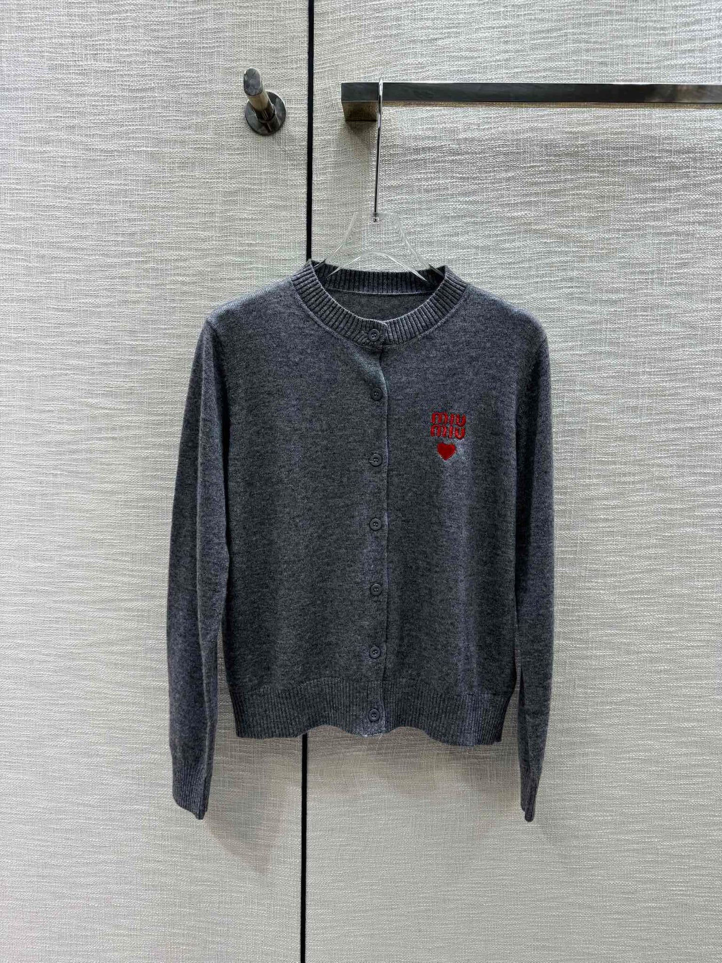 穆M家-2404 愛心刺繡logo針織開襟衫 灰色