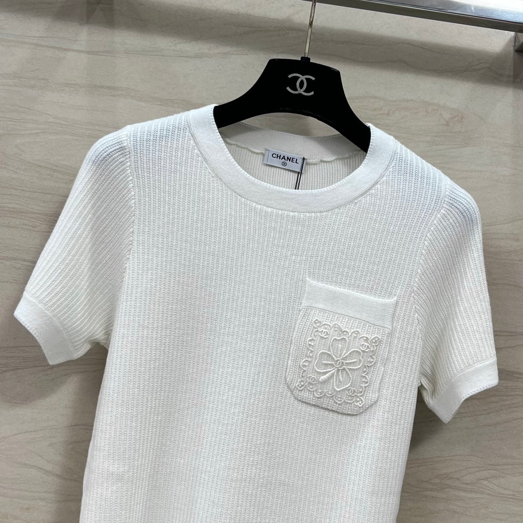 小香家-2403 口袋四葉草刺繡l針織短袖上衣 白色