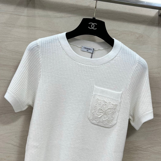 小香家-2403 口袋四葉草刺繡l針織短袖上衣 白色