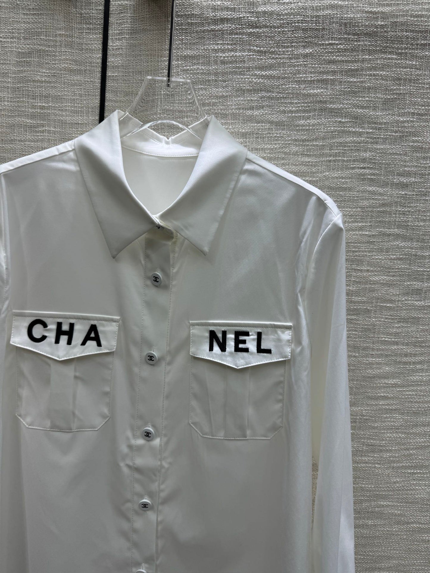 小香家-2403 翻領雙口袋刺繡字母logo襯衫 白色