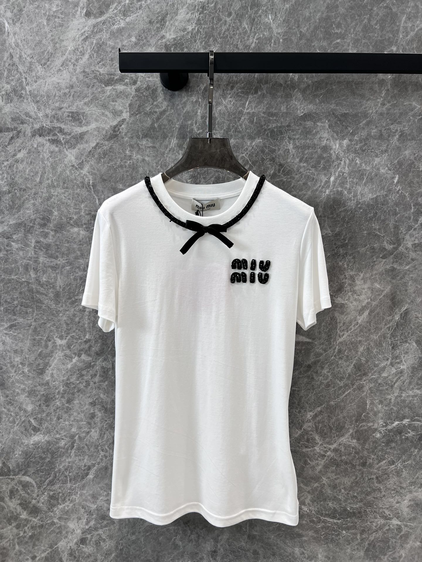 穆M家-2404 24早春新款手工釘珠領圈裝飾字母蝴蝶結圓領短袖TEE