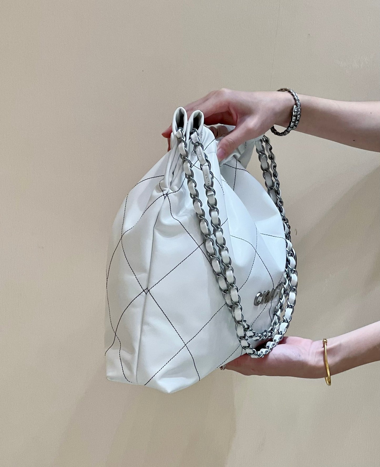 小香家-2023早春度假系列 22Bag 中號 白色配黑線