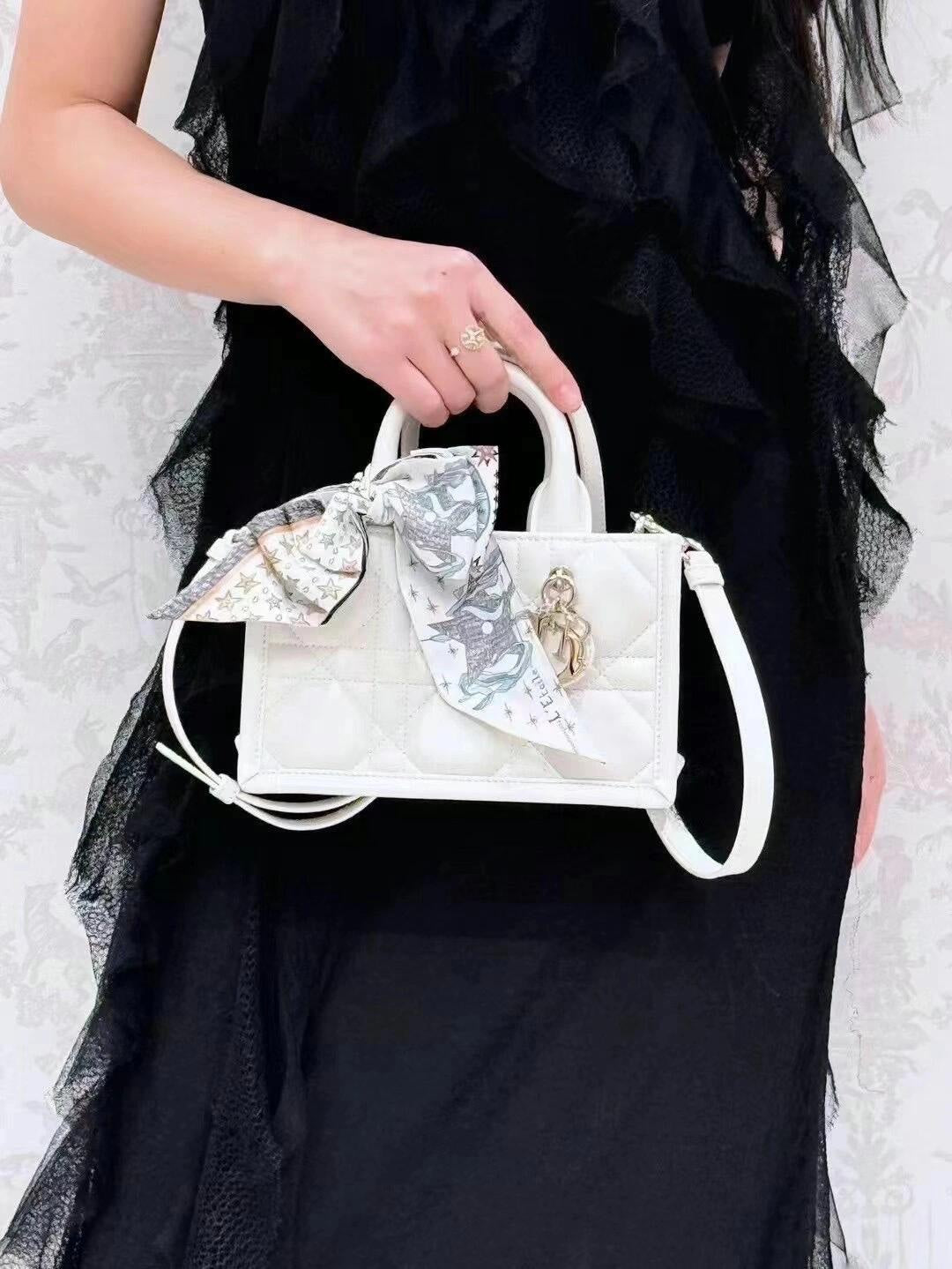 熱銷款 迪D家-Book Tote 背帶托特包 白色 Mini