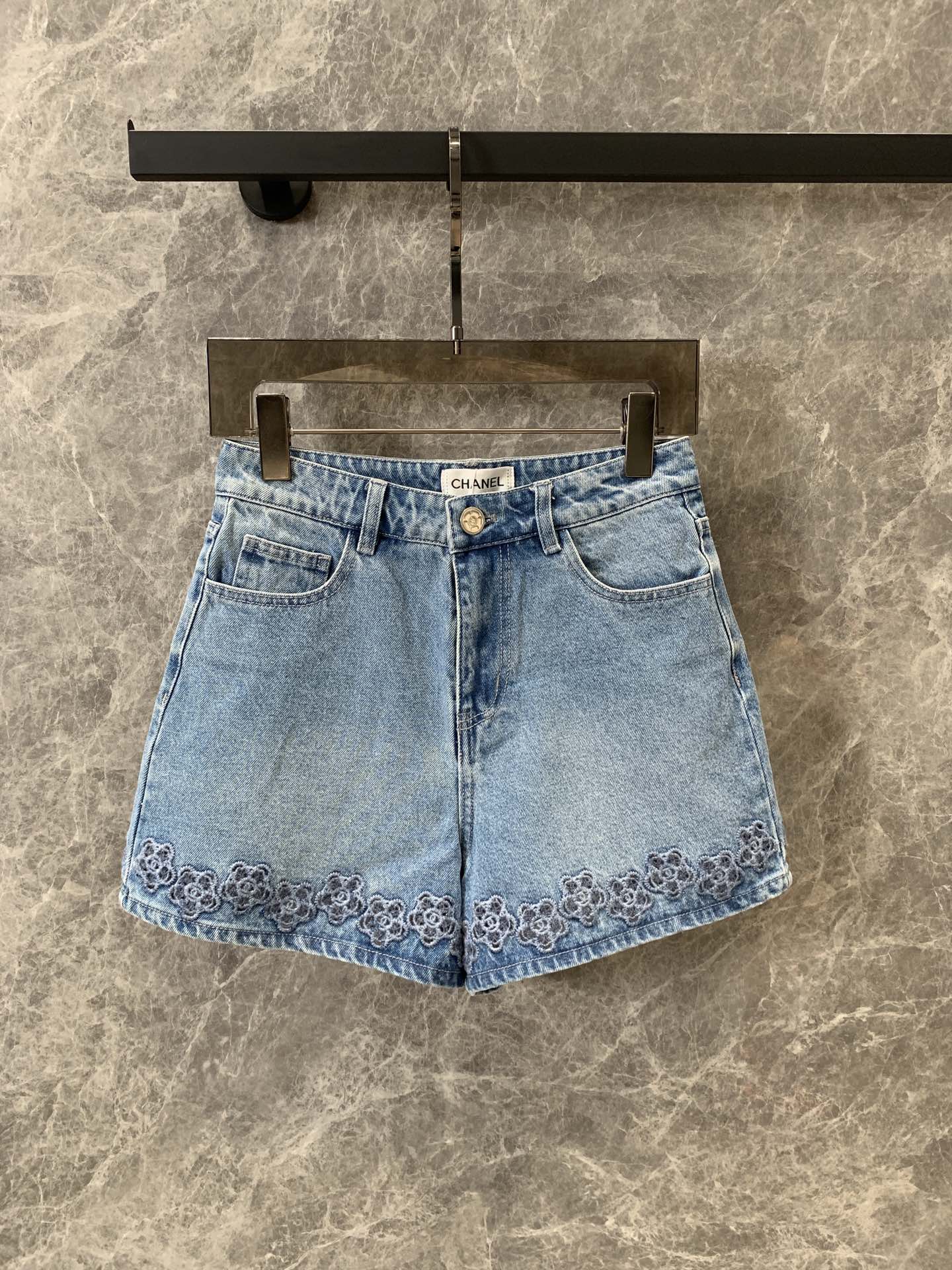 小香家-2404 山茶花刺繡logo鏤空牛仔短褲 牛仔