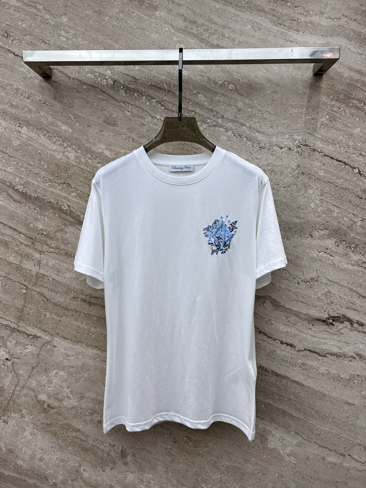 迪D家-2403 24春夏新款 小狗刺繡圓領短袖TEE 白色