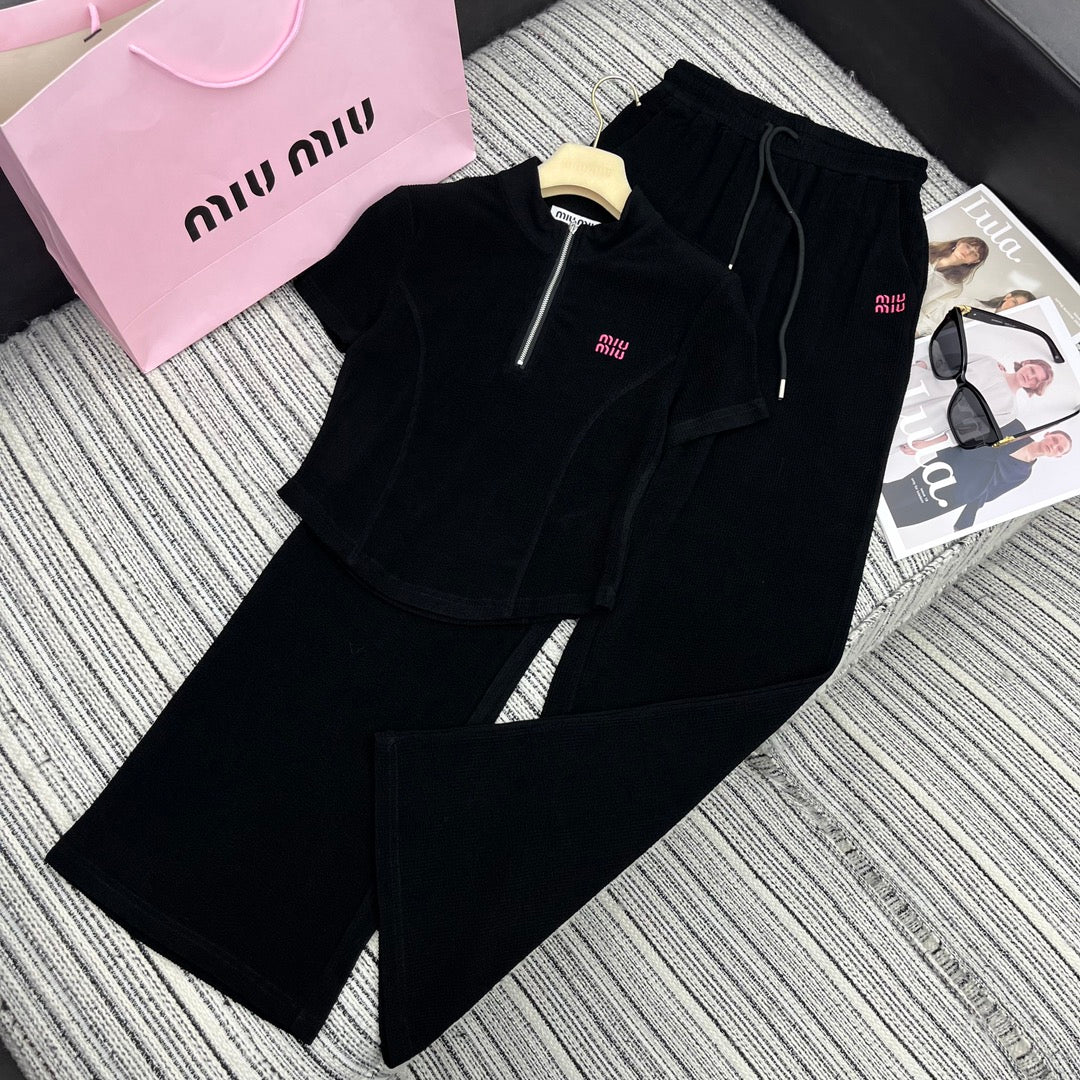 穆M家-2404 24年春夏系列 Miu新款立領墊肩修身套裝 黑色