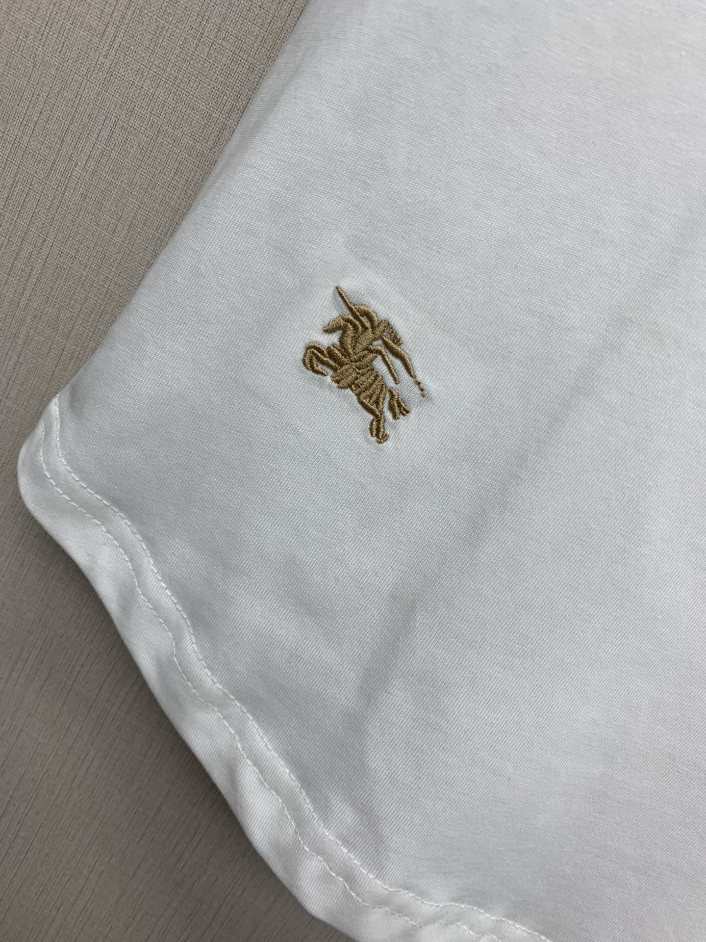 巴B家-2403 24早春新款經典格子繡馬TEE 白色