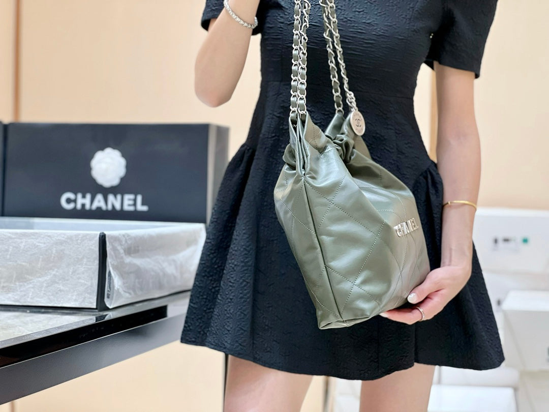 小香家-22BAG 小號 軍綠色 上身圖