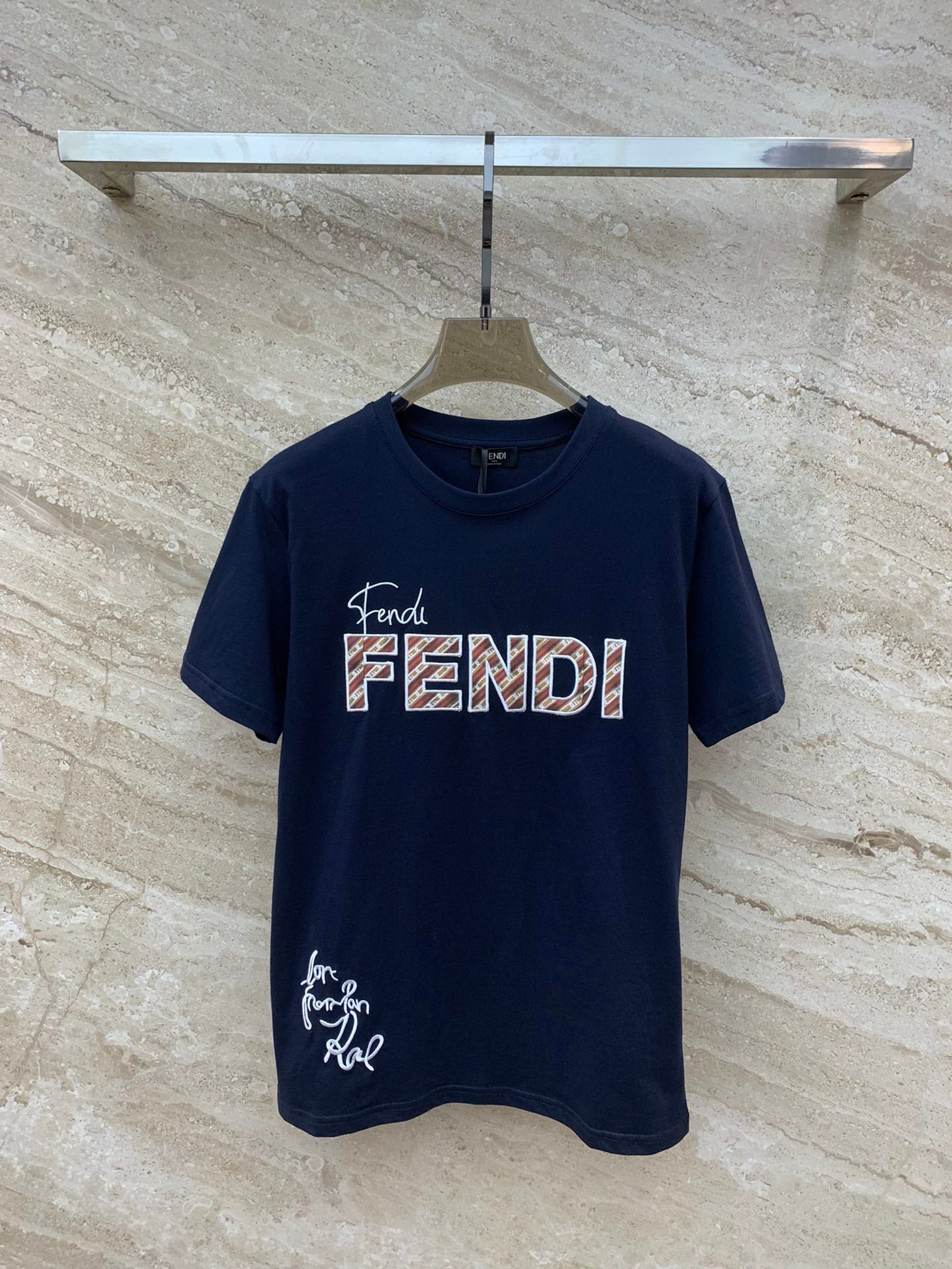 芬F家-2403 24SS春夏新款Logo刺繡圓領短袖TEE 藍色