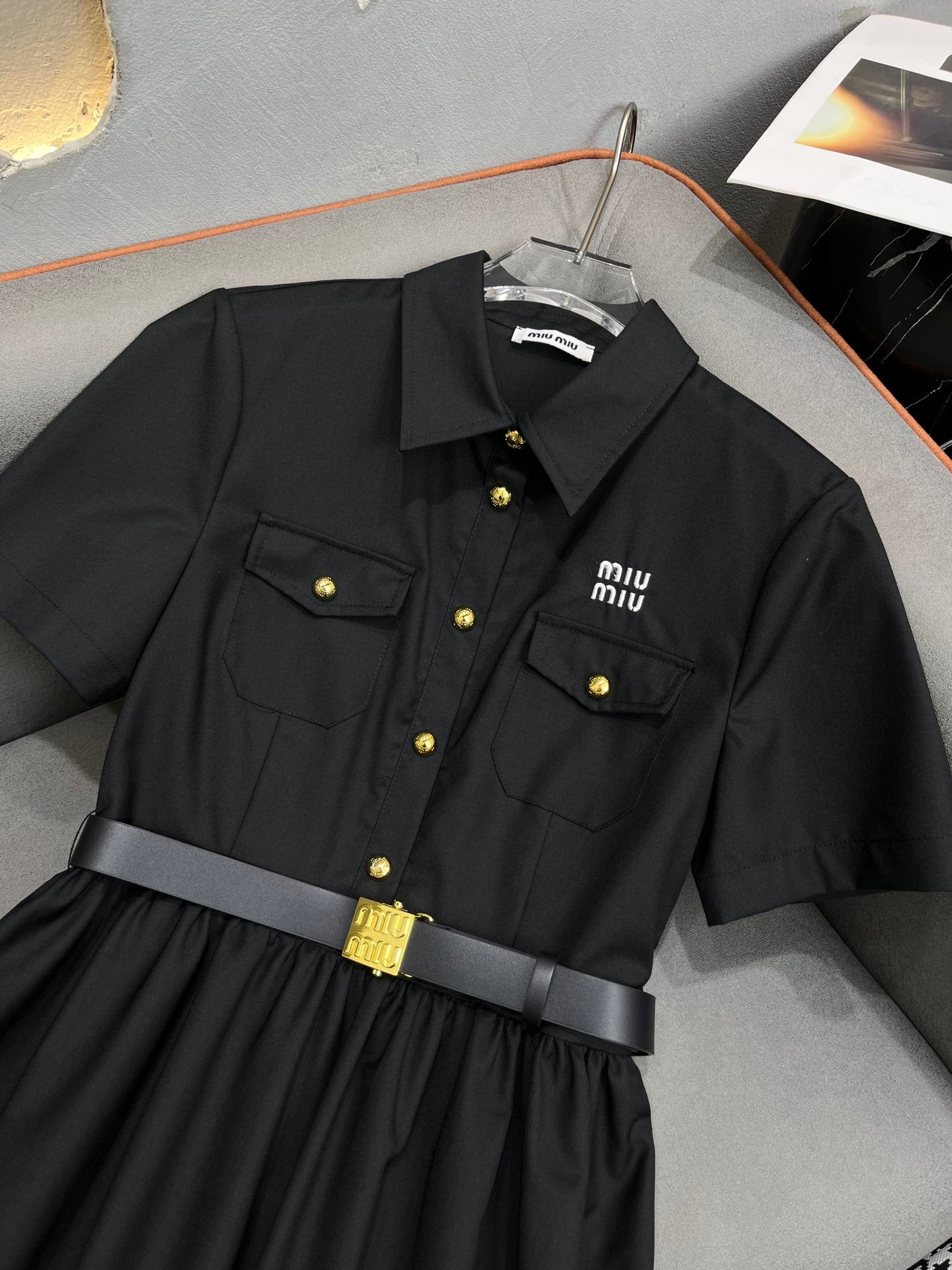 穆M家-2404 24SS夏季新款翻領洋裝字母刺繡裝飾搭配腰帶時尚 黑色