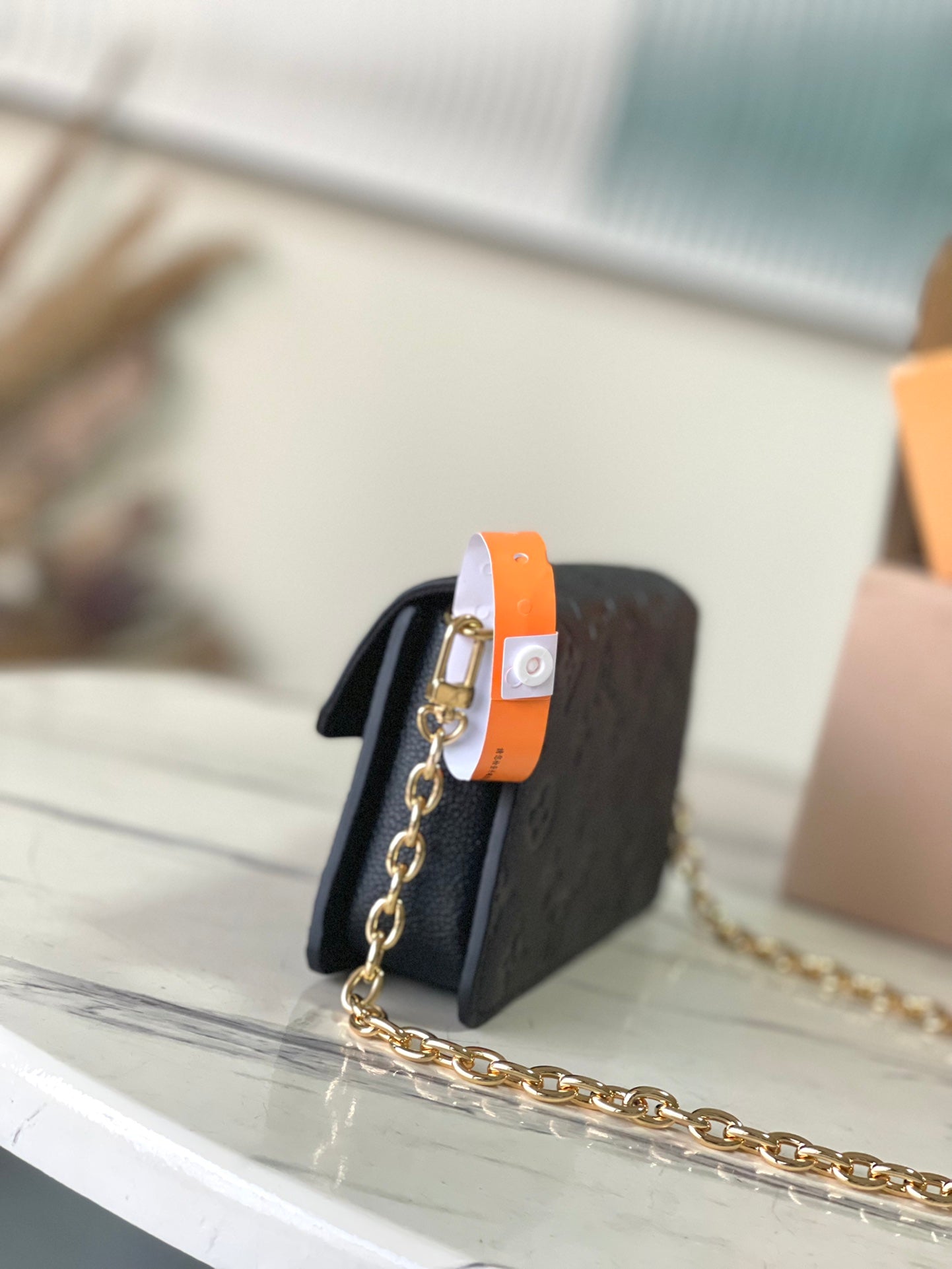 M82637 路L家-Wallet On Chain Metis 斜跨包 黑色全皮壓花
