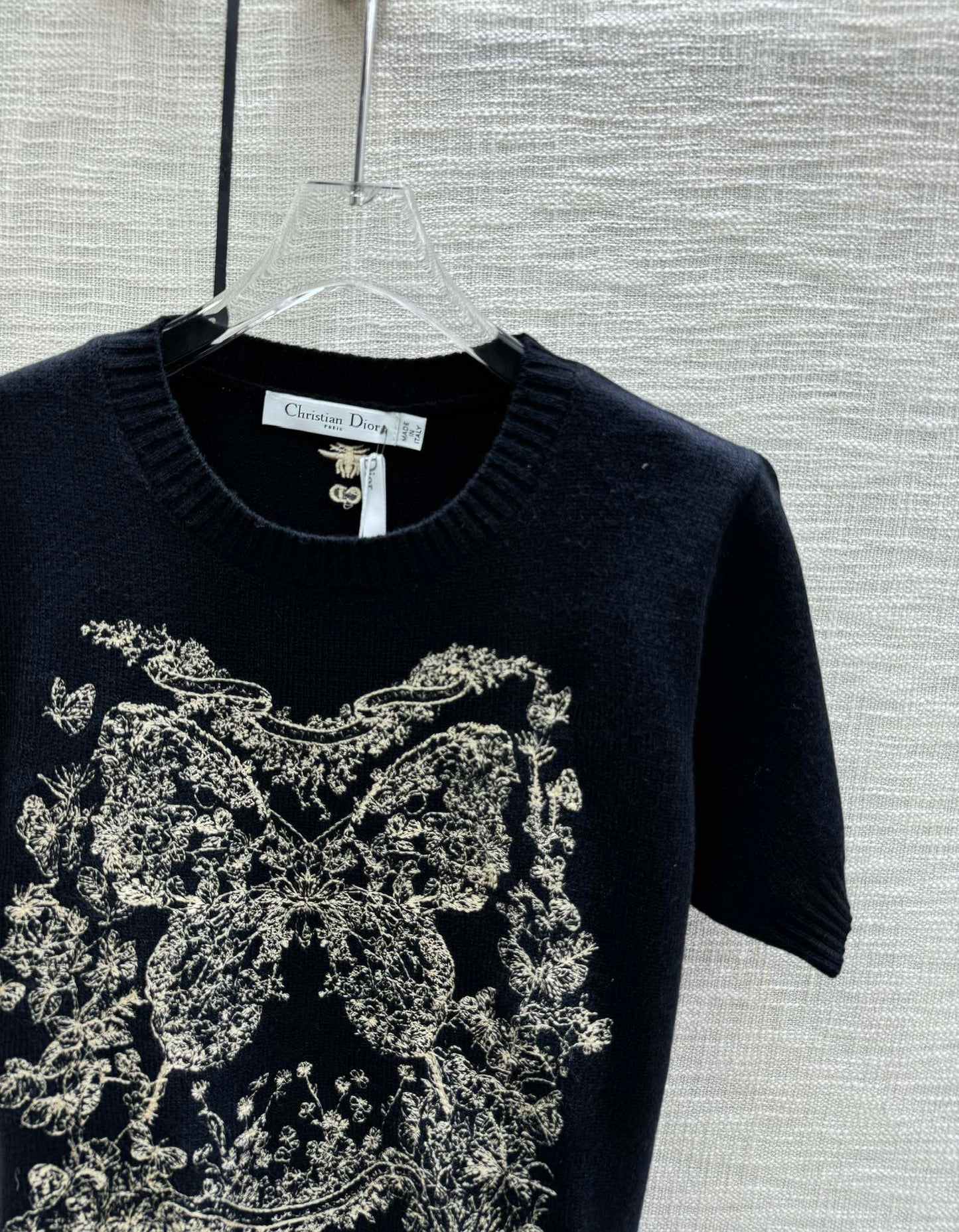 迪D家-2403 花花蝴蝶系列刺繡針織短袖 黑色