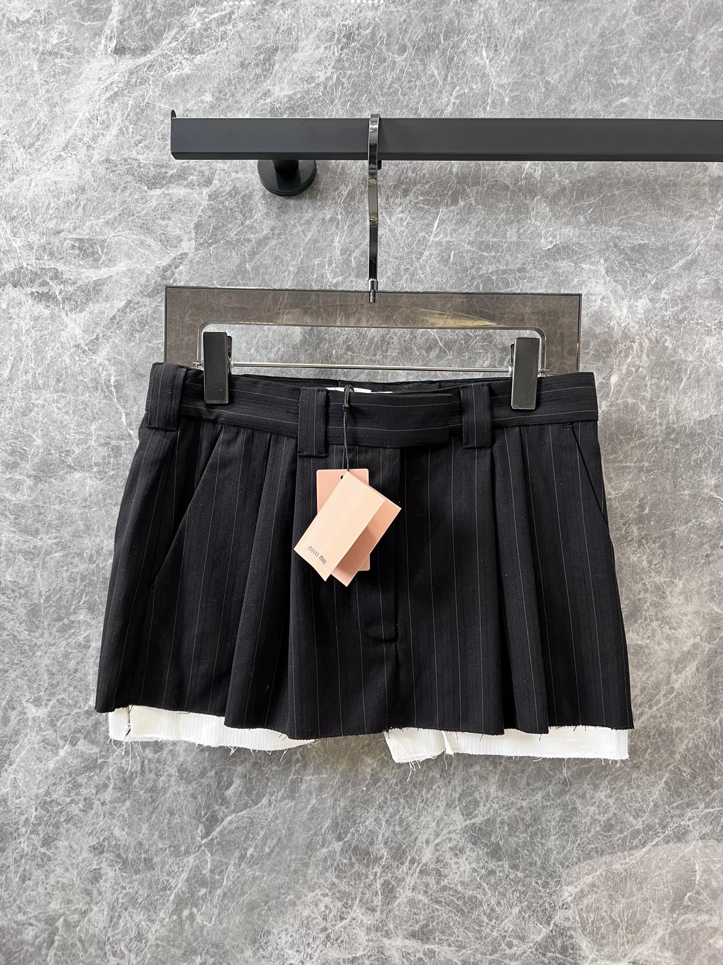 穆M家-2404 春夏新品 豎條紋西裝小馬甲半裙 黑色