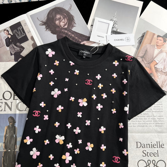 小香家-2403 重工藝定位四葉草珠片圖案藝術圓領純棉TEE 黑色