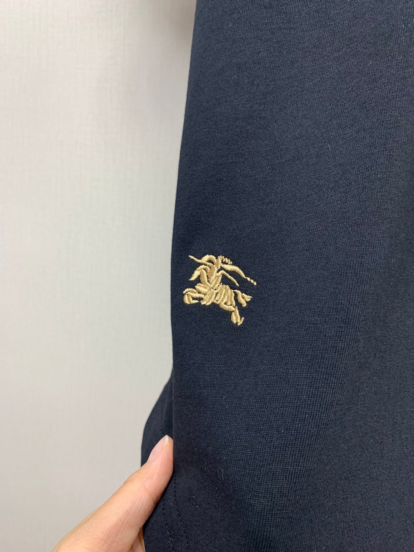 巴B家-2403 24早春新款經典格子繡馬TEE 黑色