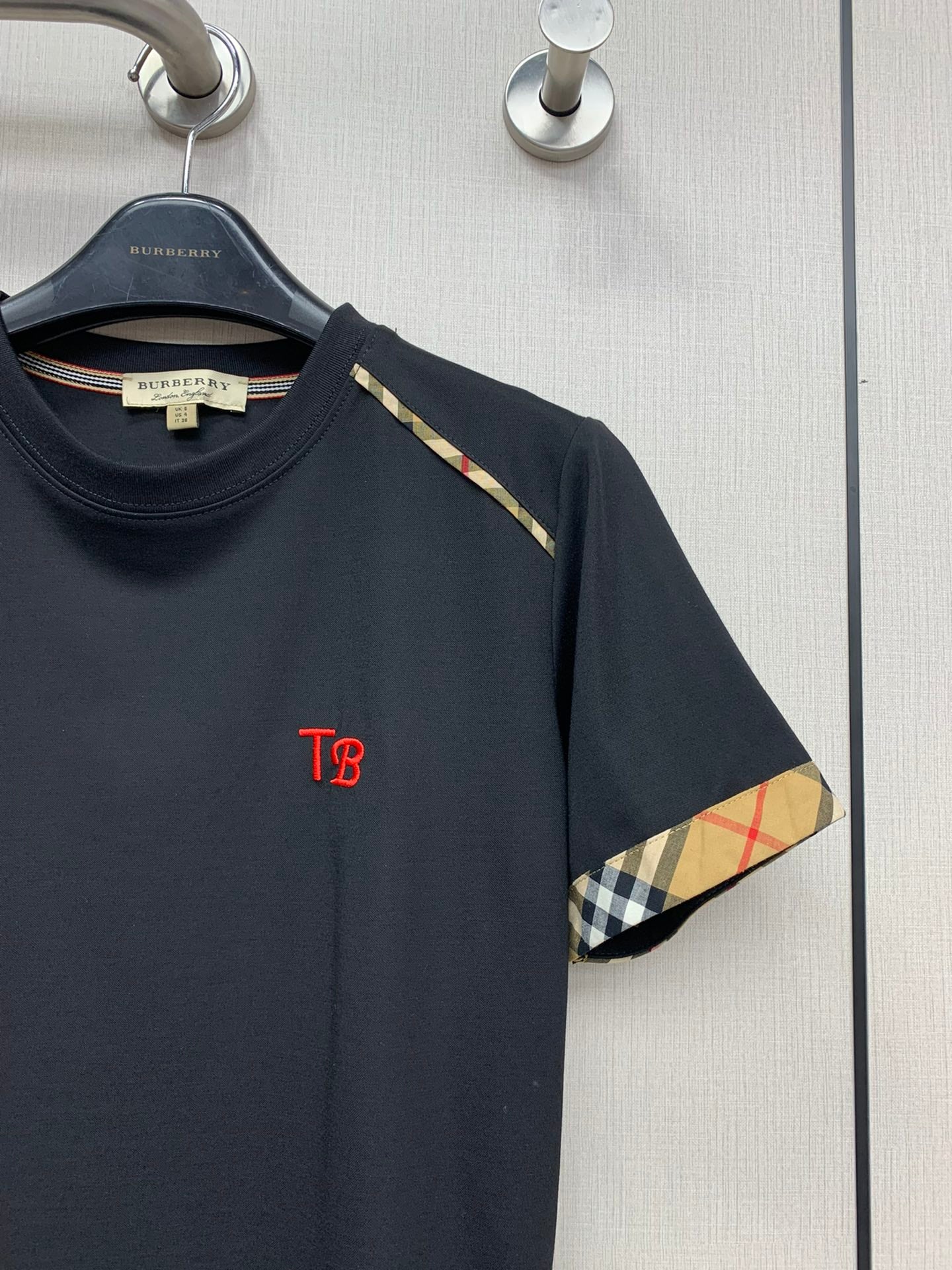 巴B家-2403 新款經典格紋拼繡字母TEE 黑色