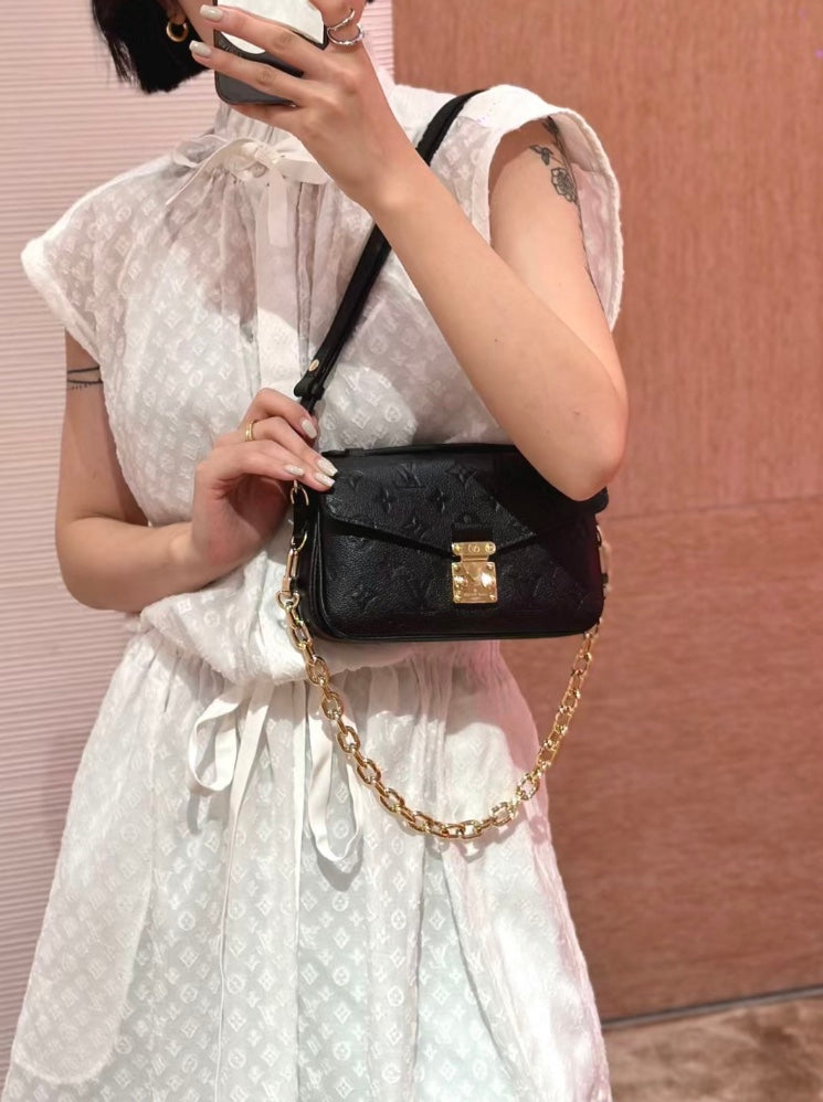 M46595 路L家-Pochette Métis East West 黑色