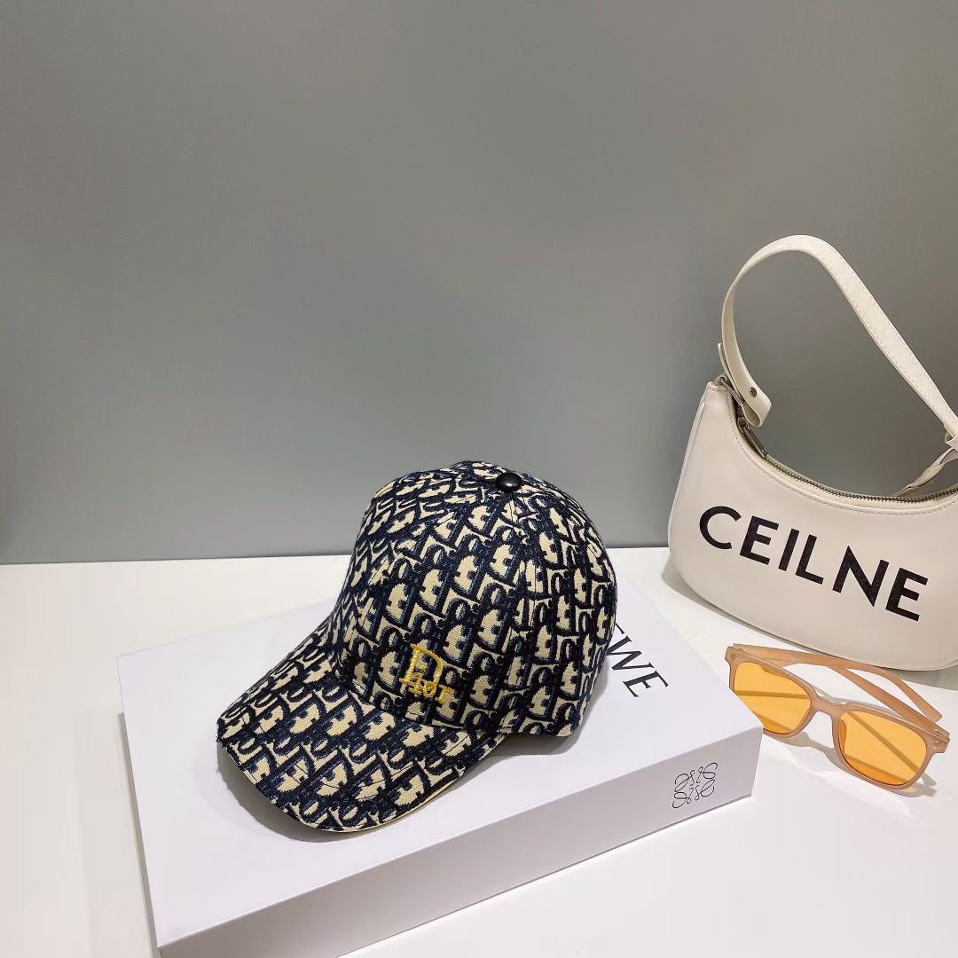 迪D家-新款經典老花刺繡棒球帽 米黑色