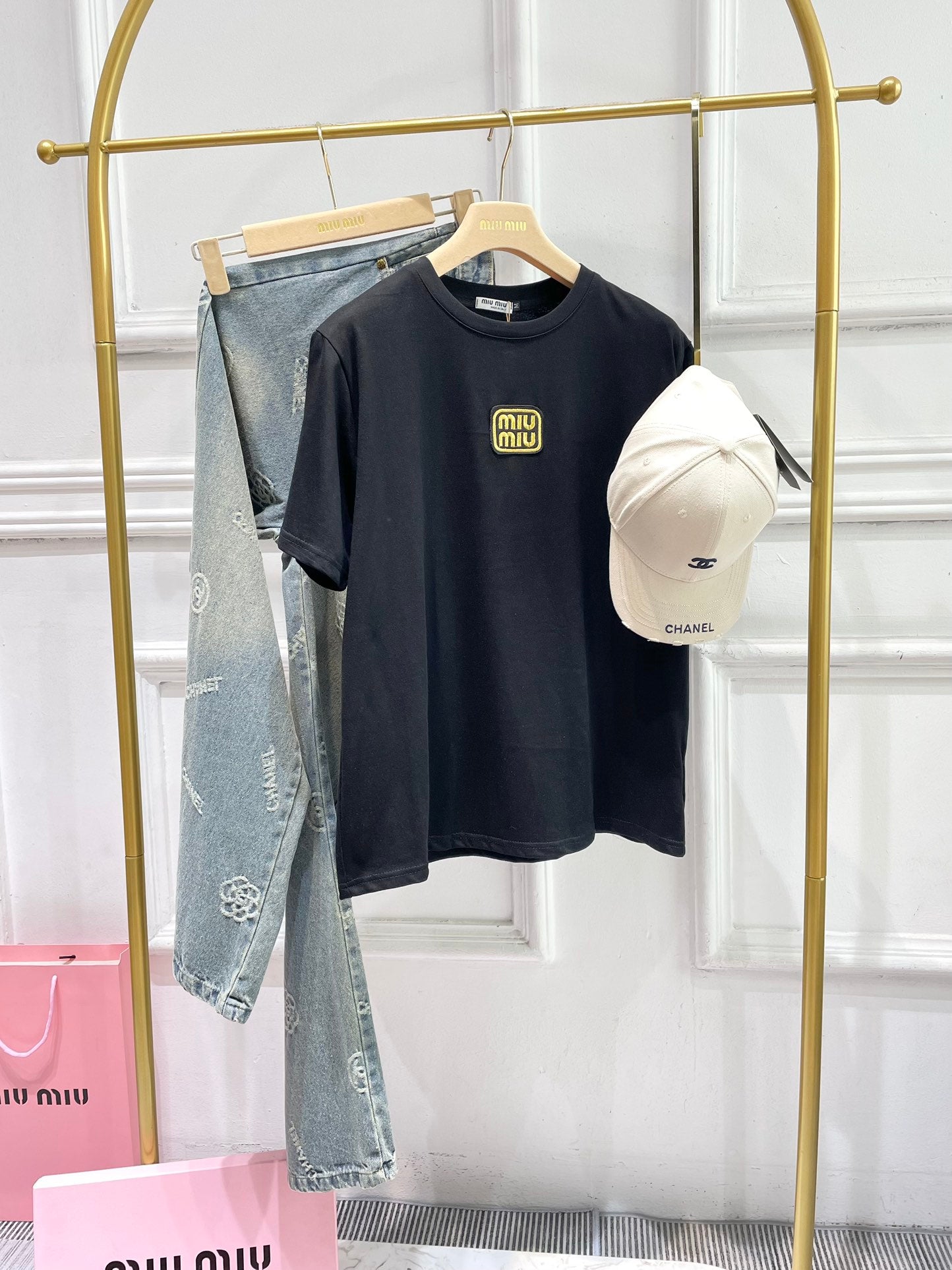 穆M家-2404 刺繡字母貼布短袖Tee 黑色